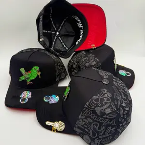 Gorra Perico chava Hats Bolsita Secreta clip de regalo - Black Adjustable Cap with Green Bird Design and Patch, Ideal for Casual Wear