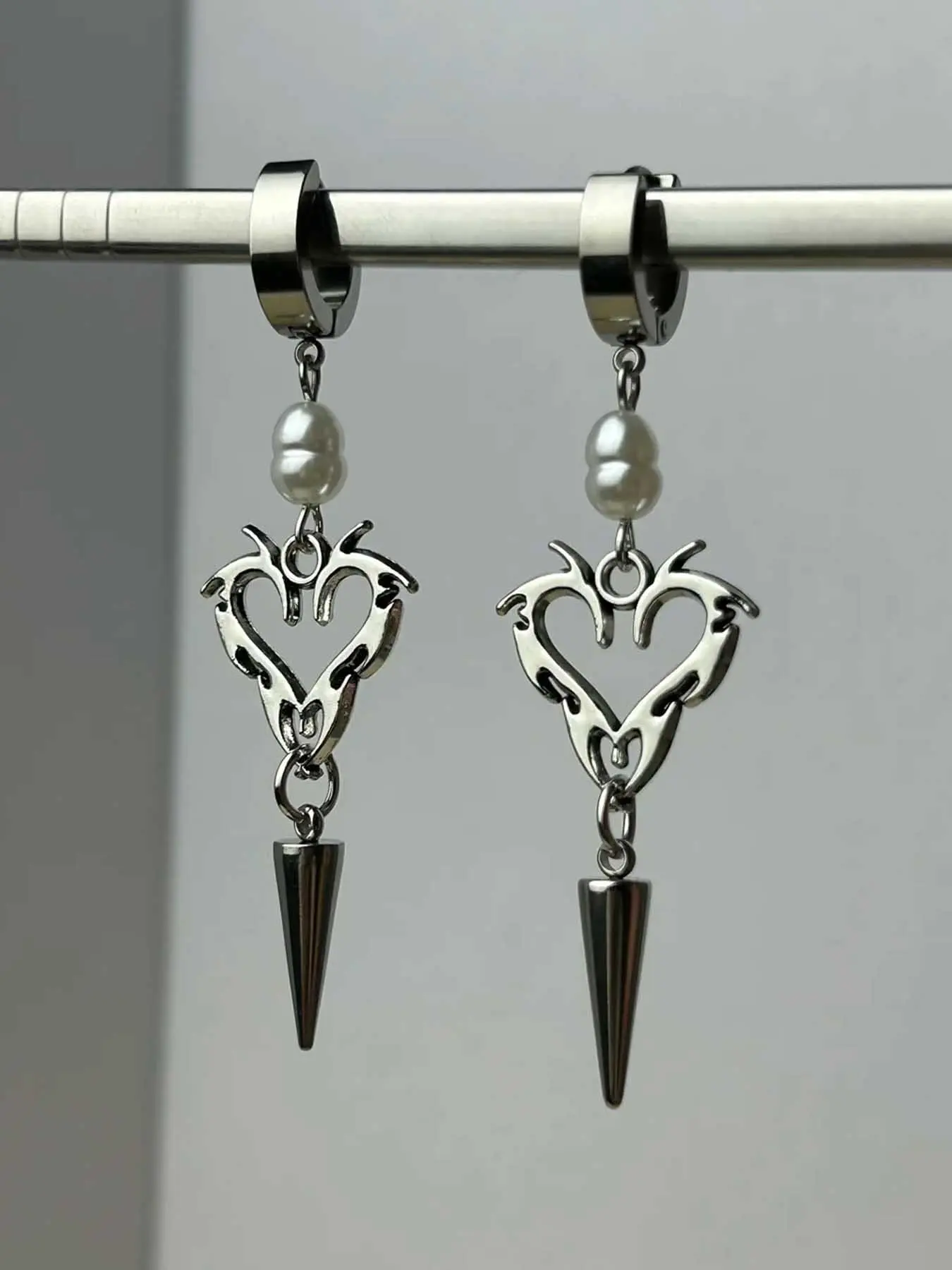 1 Pair of Gothic Creative Stainless Steel Flame Heart Imitation Pearl Long Rivet Pendant Earrings for Men and Women, Punk Party Street Style Personalized Earrings