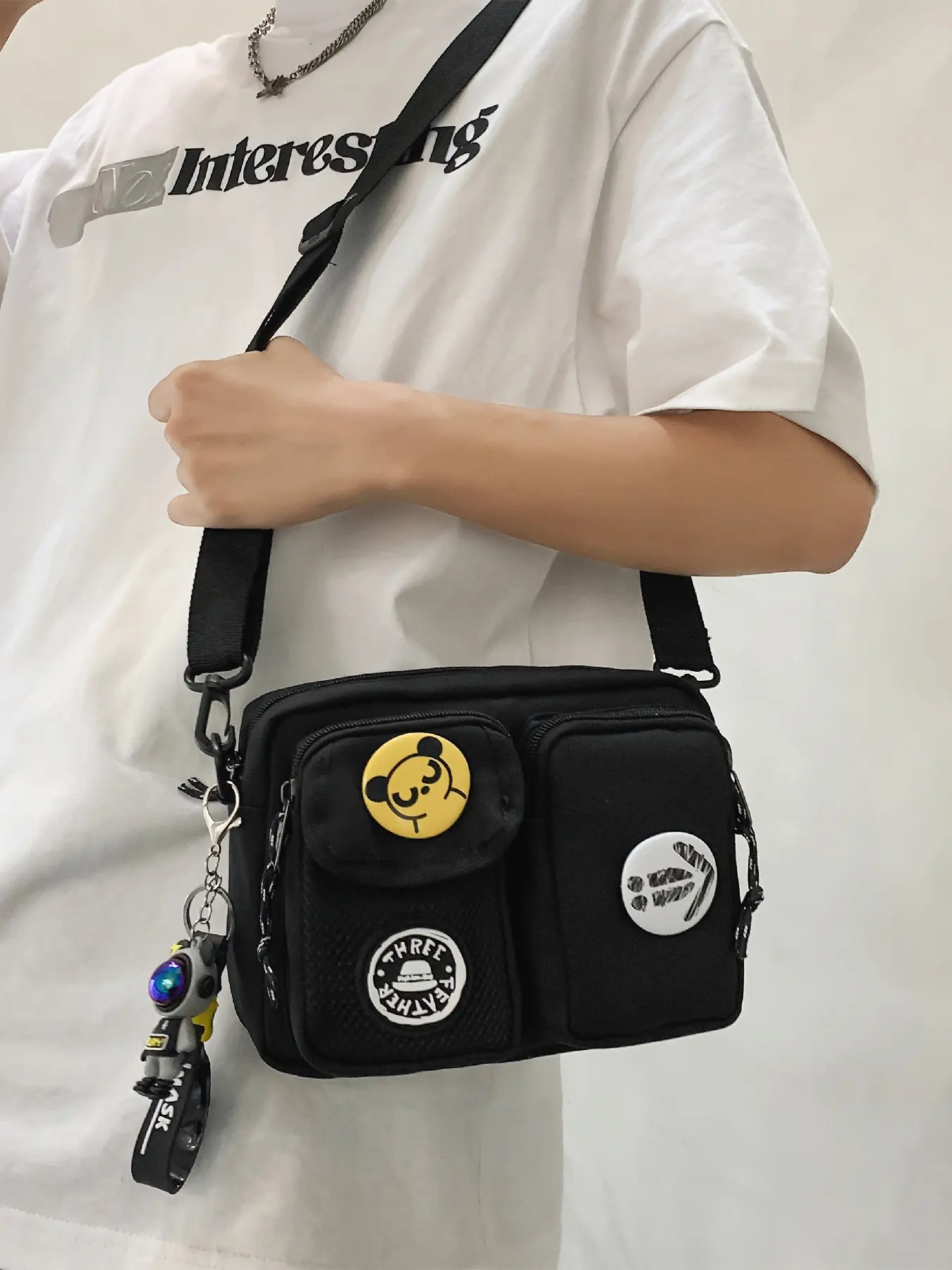 Fashionable Unisex Couple Style Minimalist Crossbody Bag, Casual Crossbody Bag, Stylish Crossbody Bags, Multiple Pocket Smooth Zipper Design Small Square Bag, Complimentary Random Badges and Pendants, Crossbody Shoulder Bags