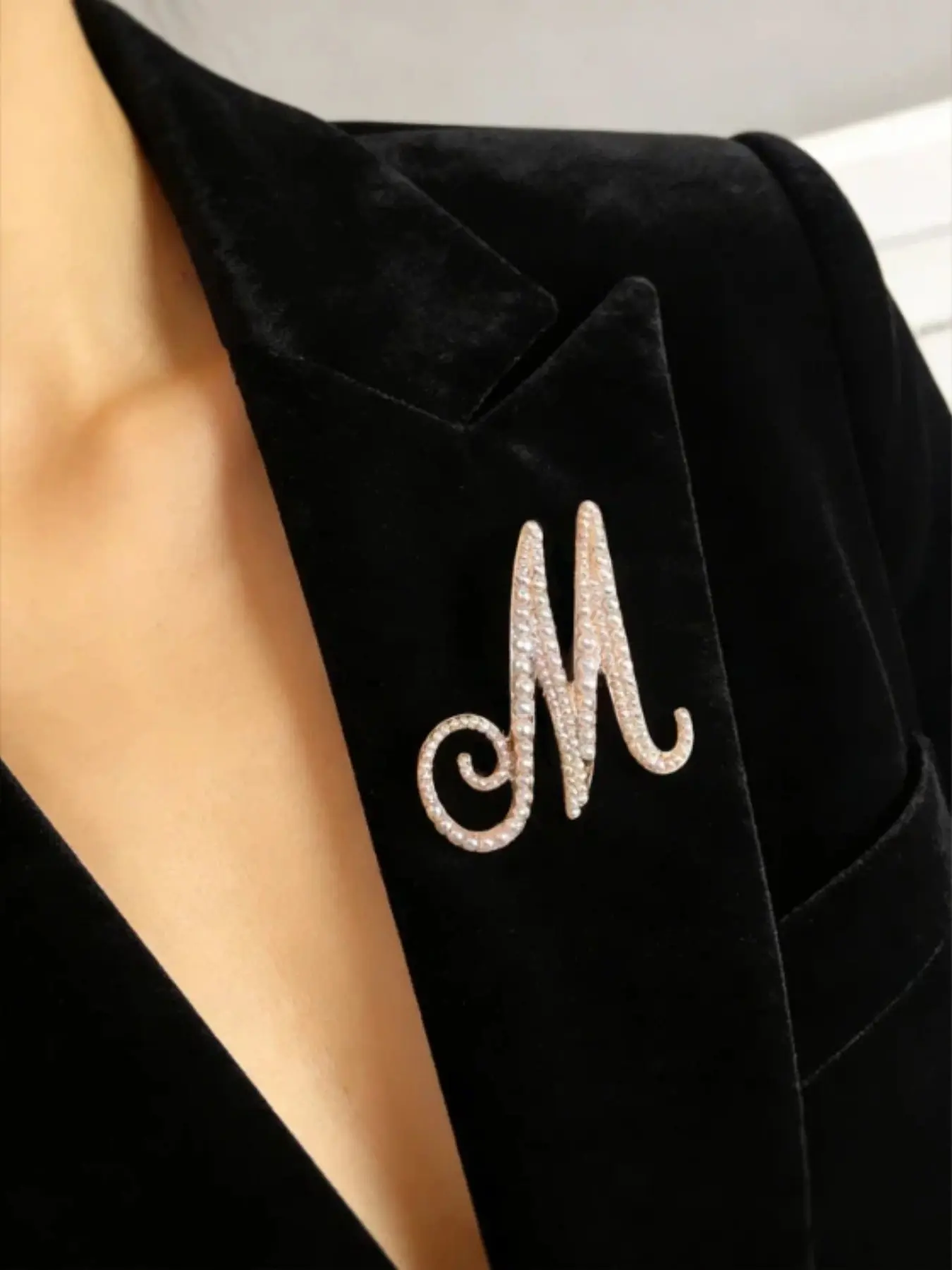 Minimalist Elegant Pearl Letter Brooch, Complete Set of English Letters, Perfect for Sweaters, Coats, Shirts, Bags, Party Wear & More, Alloy Brooch Pin
