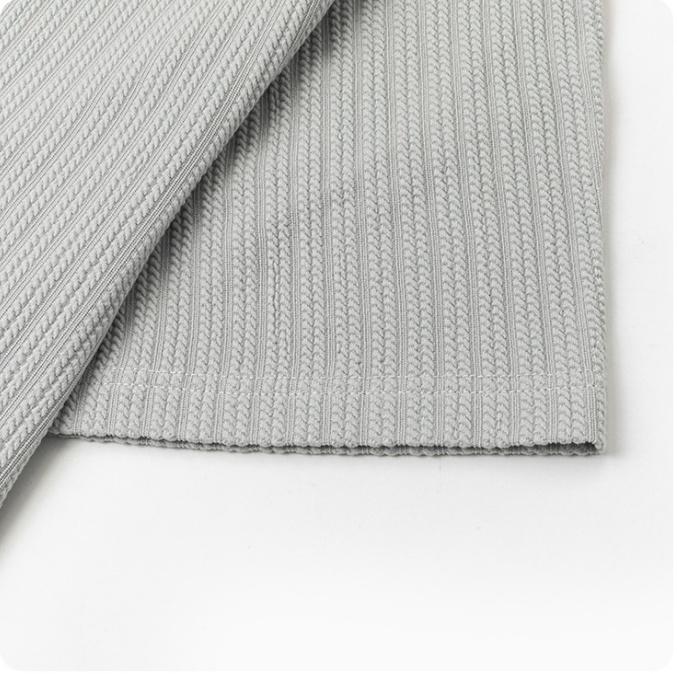 Men’s solid-color V-neck faux two-piece short-sleeve T-shirt with a stylish jacquard texture; casual athletic design that is simple, versatile, comfortable, and breathable—ideal for work commutes, outdoor activities, and everyday home wear.