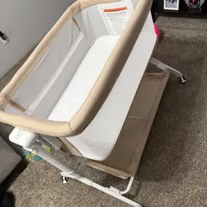 CAVEEN 3 in 1 Bassinets Bedside Sleeper, Baby Bedside Bassinets, Adjustable Height Bedside Sleeper with Rocking Mode, Breathable Full-Mesh and Mattress, Storage Basket, Wheels, Easy Assemble & Folding, Easy to Fold Portable Crib Side Bassinet, Light brown