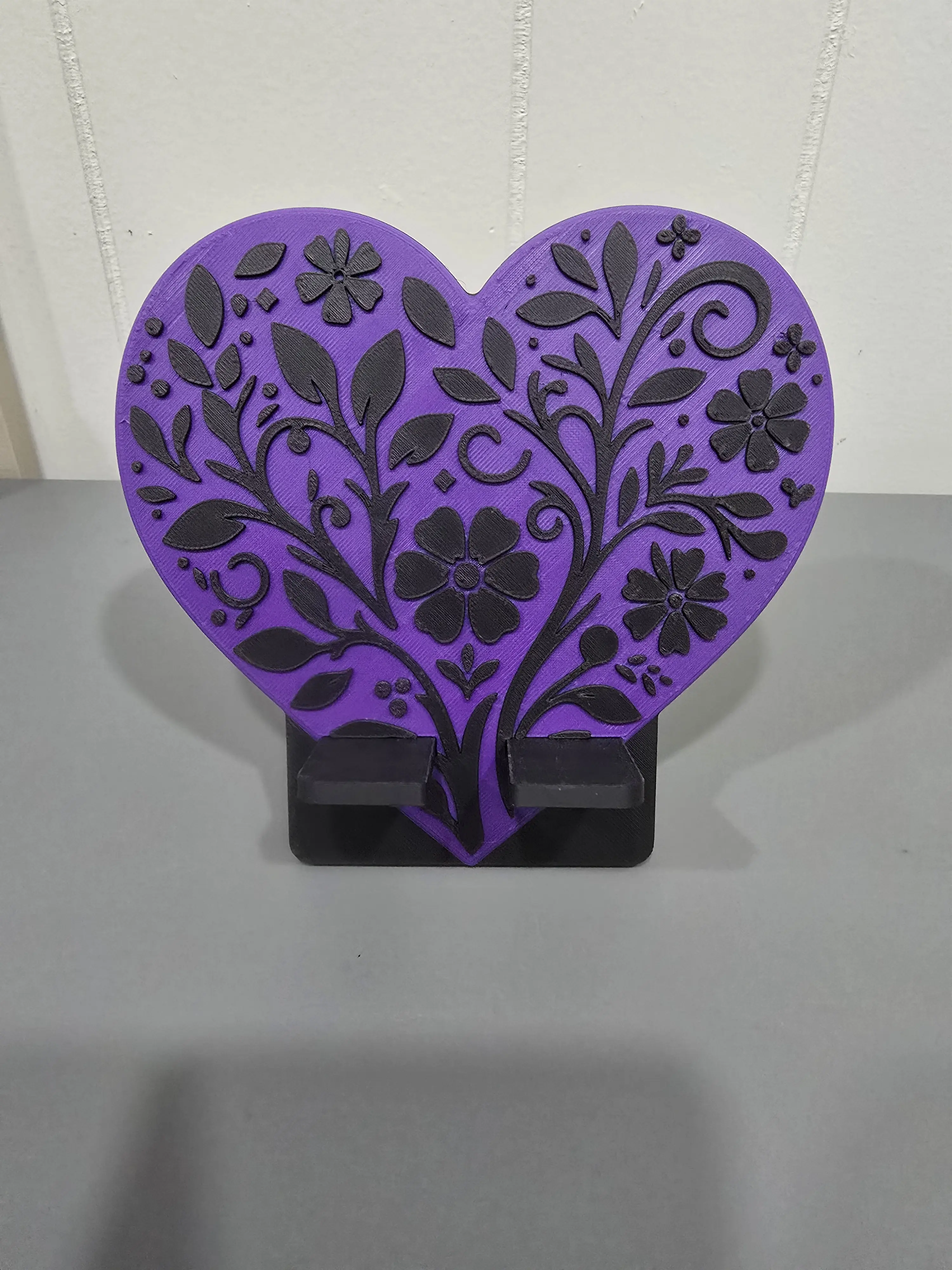 2 Colored 3D Printed Heart Shape Phone Stand with Floral Design in Purple and Black for Stylish Phone Display