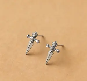 Kurapika Scarlet Eyes Stud Earrings, Hunter x HunterAnime Red Zircon Ear Studs, Unisex Jewelry for Fans