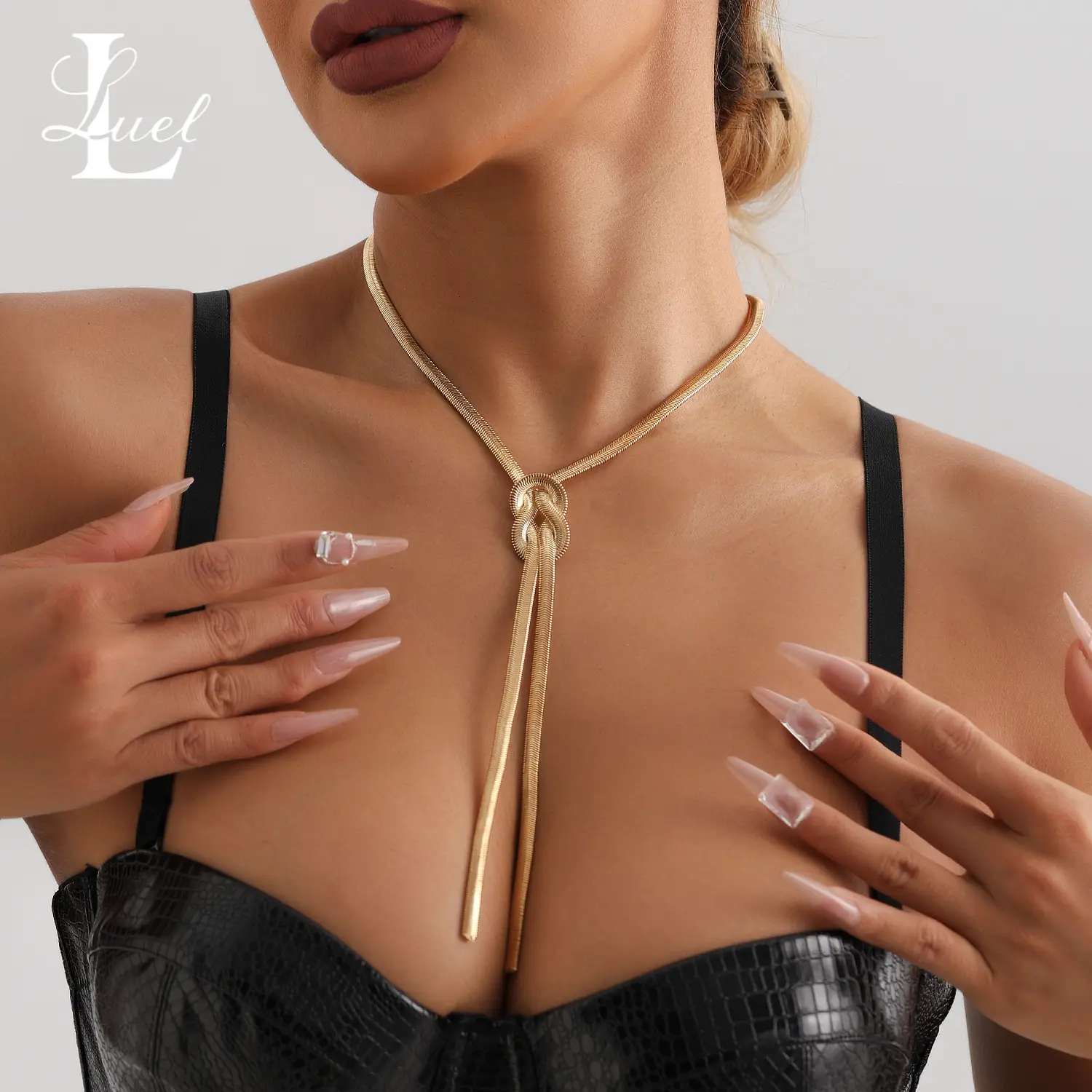 Metallic style textured knotted snake bone chain necklace, fashionable and individual long collarbone necklace
