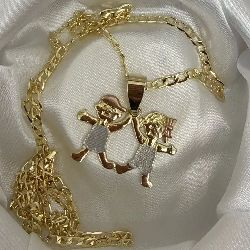 Cadena de oro laminado con dije incluido de niño y niña. La cadena mide aproximadamente 24” 3mm grosor.