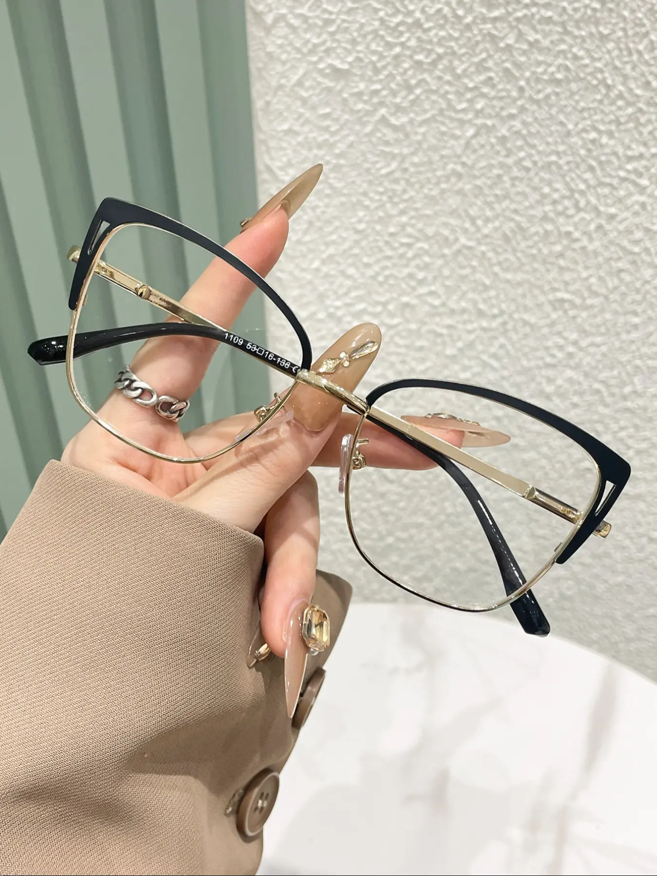 Metal Cat Eye Glasses Frame, Artistic Eyeglasses for Men and Women, Anti-Blue Light Lenses, Flat Lens Design, Stylish and Comfortable