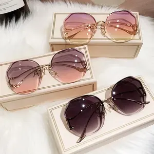 Fashion Sunglasses Women Metal Female UV400 Vintage Ladies Stylish Design Oversized Square Sunglasses For Women Full Rim