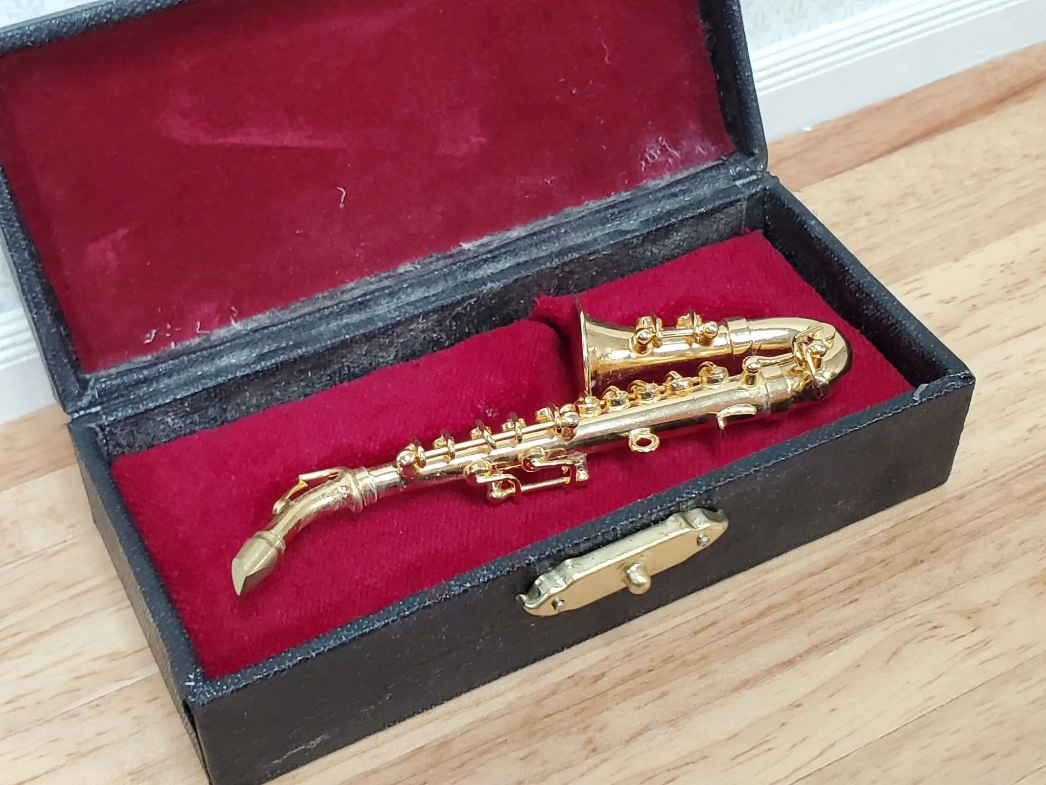 Miniature Alto Saxophone Gold Brass Metal 3 3/8" Tall Instrument with Case 1:6 Scale Ornament