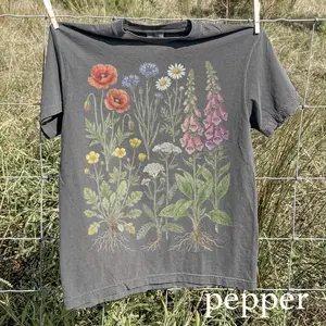 Vintage Wildflower Botanical Graphic Tee, Retro Cottagecore Comfort Colors T-Shirt, Garden Flower Shirt
