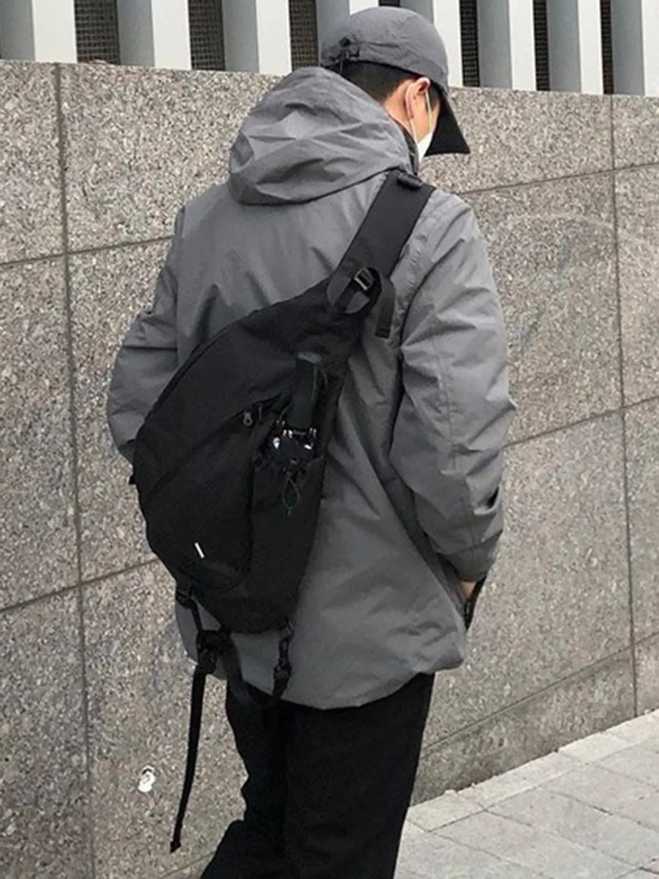 A practical, minimalist crossbody bag with dual zipper design and multiple zipper pockets, a casual High capacity, large capacity bag that accommodates files and electronics, suitable for commuting and shopping, Multiple Compartments