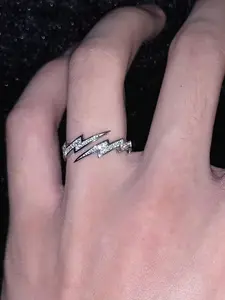 A fashionable, niche, minimalist design with a unique personality, lightning ring, men's jewelry suitable for daily commuting, holidays, and parties