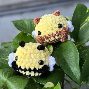 Smol Chunky Crochet Bee with wings