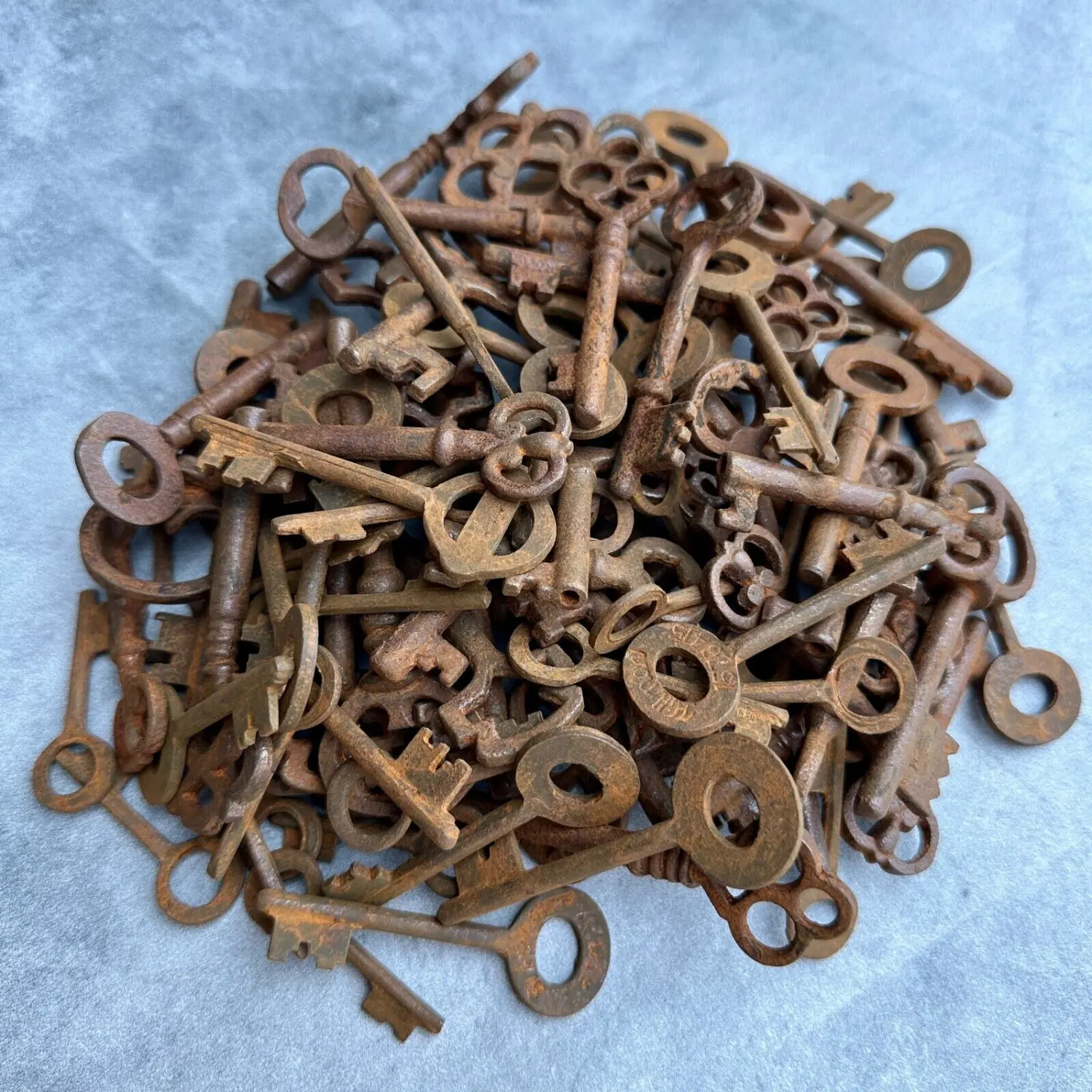 Vintage 19th Century Cast Iron Hardware Keys, 100-Count Varied Shapes, Multi-Size Rust Finish, Antique-Look Accessory for Padlocks & Hasps (Tools & Hardware)