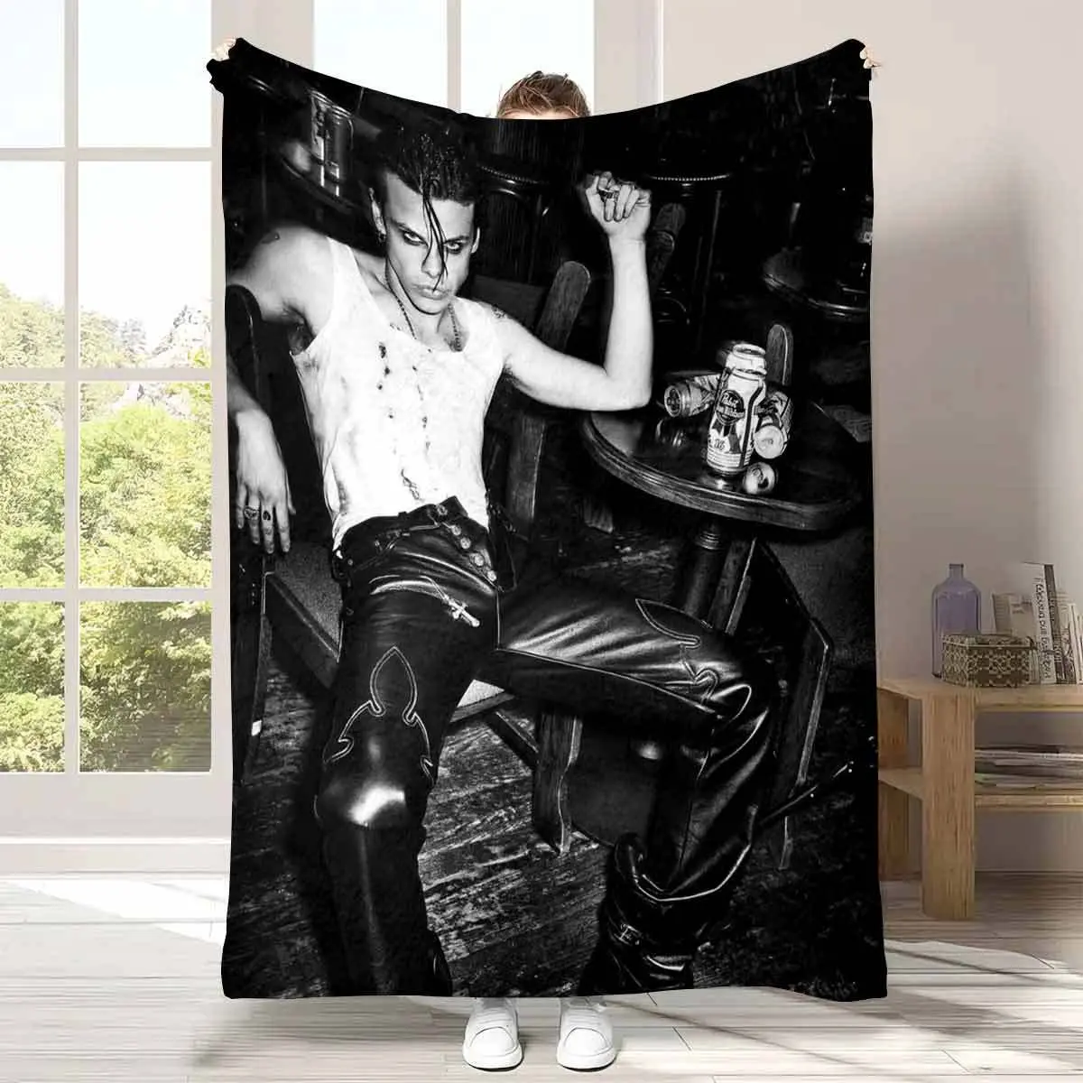 .A Comfortable And Ultra-Soft Polyester Flannel Blanket Featuring a Design of The Famous Figure Yungblud, Perfect for Cozy Naps in The Home Office Throughout The Seasons. It Makes a Modern Gift for Family And Friends