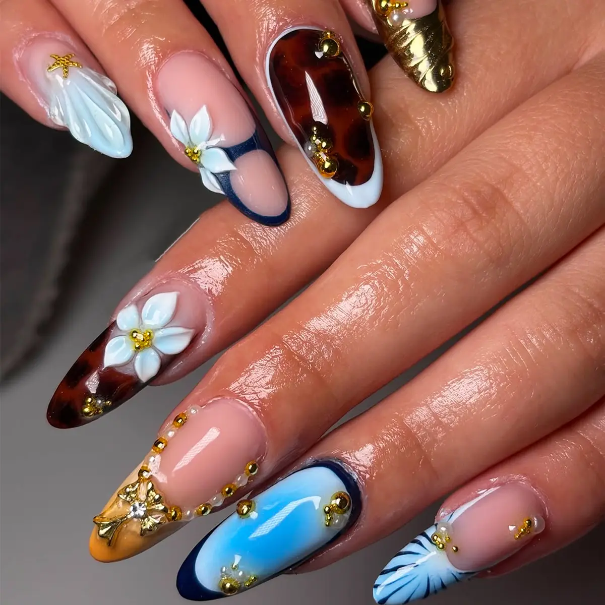 24 pcs press on nails for autumn winter brown coffee color 3D blue white carved gold stamens milky white blue, metal starfish shell 3D glue sense with pearl fashion items, Decorative nails, Flower nails Pressed On Nails