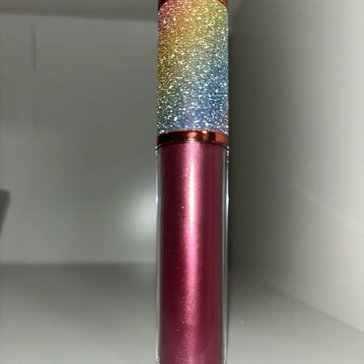 Purple to Pink Lipgloss - Glittery Finish, Long-Lasting Formula, Ideal for Makeup Use - Lipgloss Cosmetic