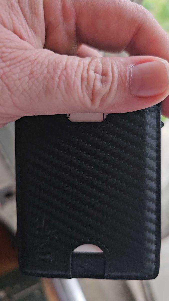 Item: Carbon Fiber Black