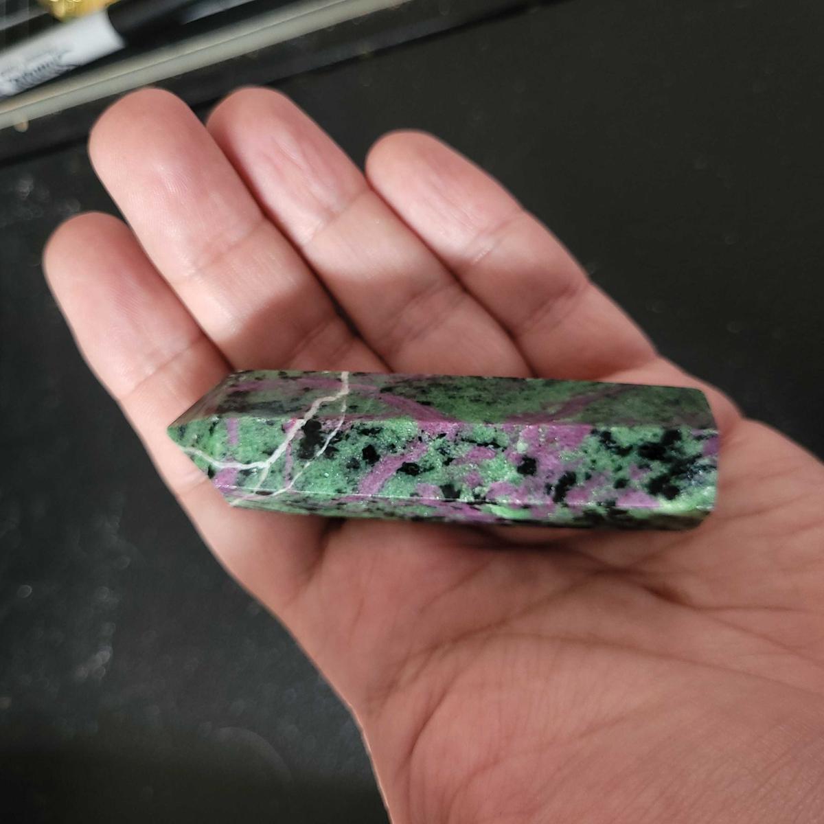 Item: Dyed Agate Slice and 1 Assorted Carved Shape