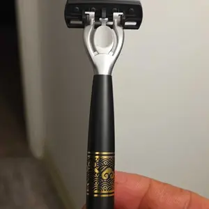 This classic men's razor features 72 ultra-sharp and durable blades, and its advanced design ensures a safe and smooth shaving experience.  It comes with two non-slip handles, making it an ideal gift for holidays and Valentine's Day.