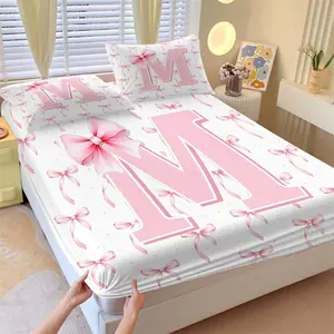 Cute Letter M Bow Fitted Sheet Set, 1 Fitted Sheet + 2 Pillowcases, 3PCS Pink Letter Print Bedding, Soft, Breathable & Skin-Friendly, Deep Pocket & Non-Slip Mattress Cover, All-Season Comfortable, Ideal for Bedroom, Dorm Room & Guest Room