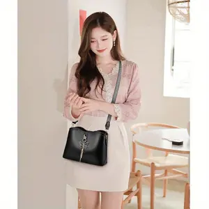 Stylish Solid Color Butterfly Bucket Bag - Adjustable Strap,  Perfect for Everyday Crossbody Use，  Faux Leather, Zipper Closure,Polyester Lining, Urban Theme