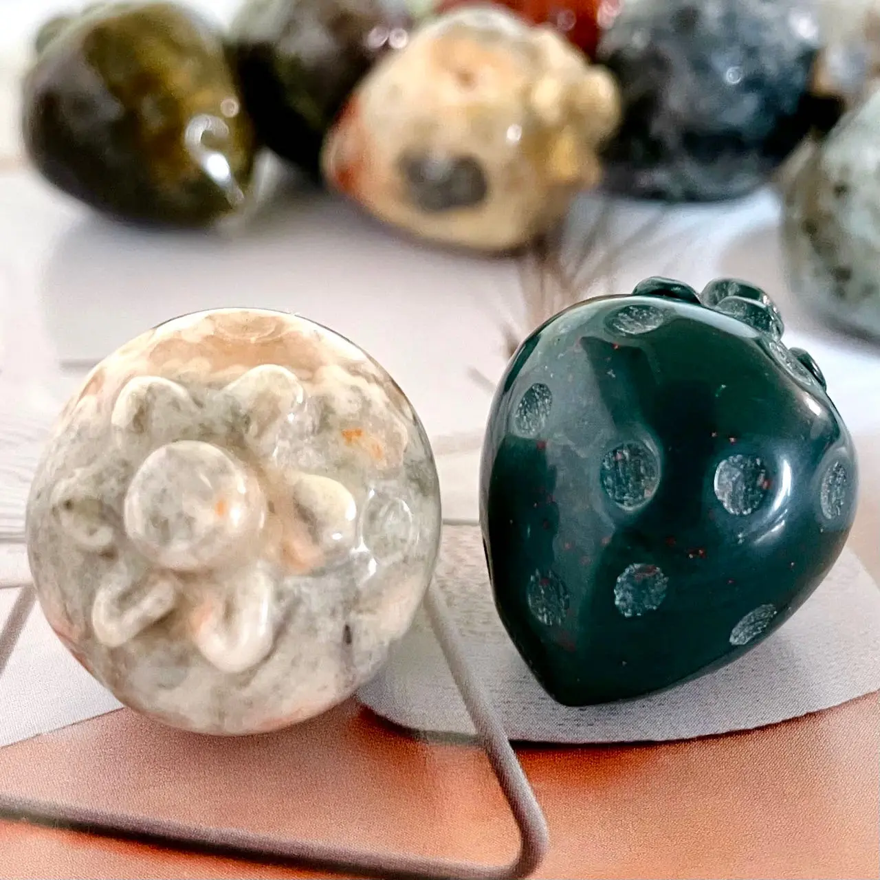 IG Crystal Different Material Strawberry High Quality Natural Crystals Set 10 Counts Rose Quartz Clear Quartz Yellow Tiger Eye Amethyst Sodalite Green Aventurine Rohdnite Kiwi Jasper Healing Crystal Home Decoration