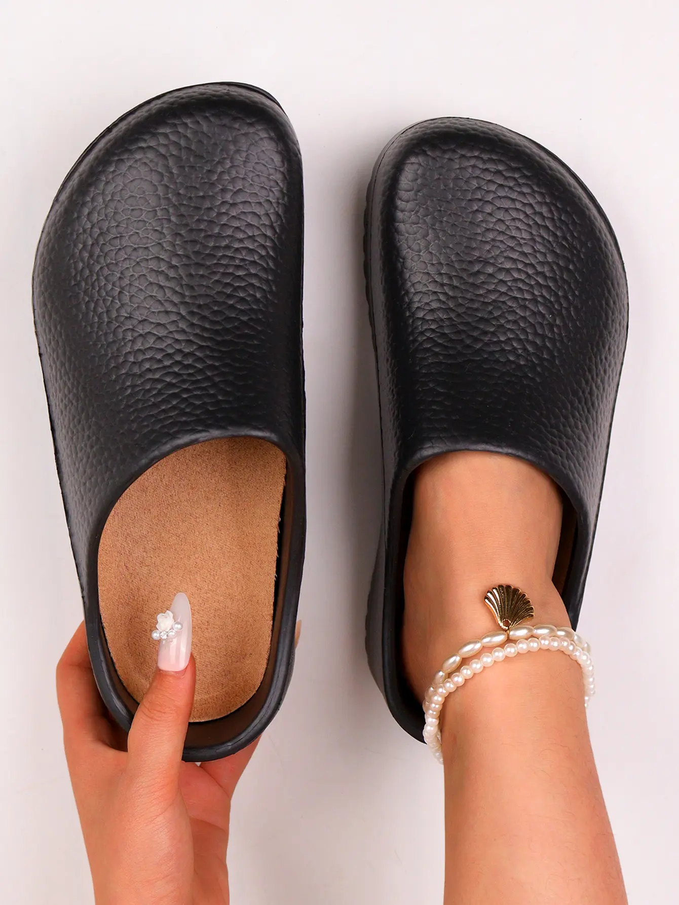 Plus-size women’s solid mules—flat-soled casual work shoes suitable for outdoor activities. New women’s solid-color clogs for all seasons; summer fashion outdoor beach sandals; breathable EVA material; non-slip, comfortable flat sole with a round toe; sui