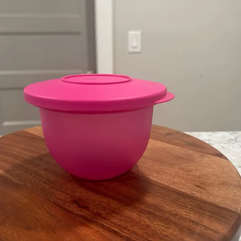 Juego de 3 recipientes en color fuchsia. Tupperware