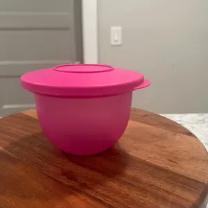 Juego de 3 recipientes en color fuchsia. Tupperware