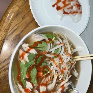 Three Ladies Brand Vietnamese Rice Vermicelli, Medium Size 32 oz