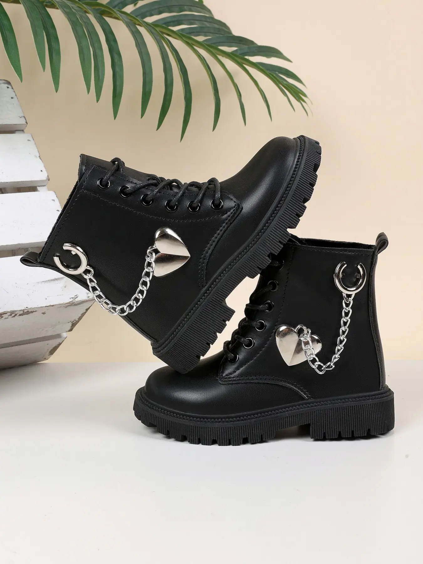 Spring 2026 Heart Buckle Chain Shoe Laces, Unique Versatile Shoe Accessories, Shoe Charms, Shoe Decoration Charms, Cute Shoe Decorations, New Trendy Kids Boots, Fashionable and Stylish