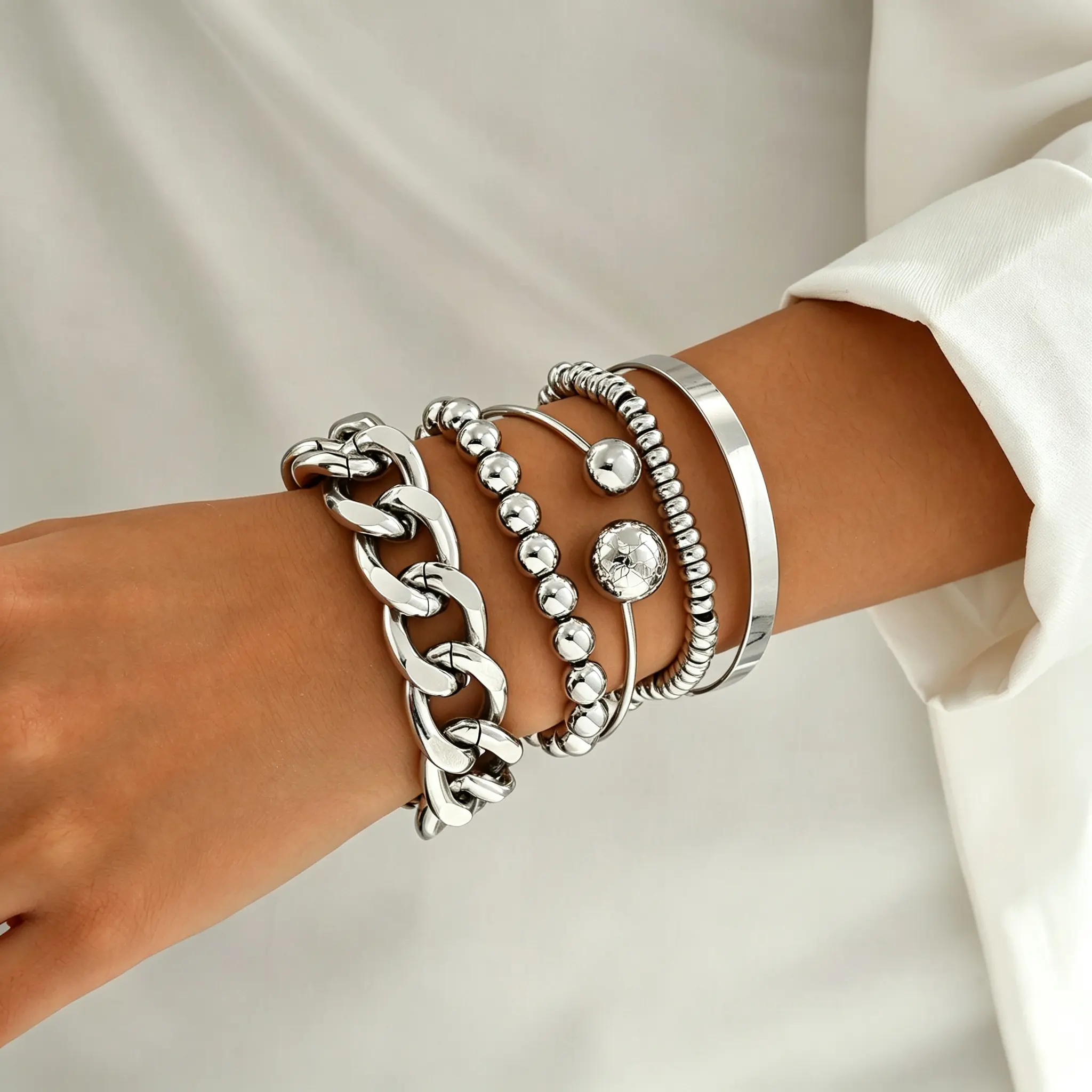 Women's 5-Piece Stackable Open Cuff Alloy Metal Bangles Set, Gold-Plated Luxury Chain Design, Versatile Casual Wear Jewelry for Females, Ideal Valentine Holiday Gift, Five Pieces
