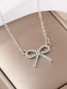 A fashionable bow pendant necklace, suitable for daily wear, vacation dates, and other occasions, and is also a surprising and exquisite small gift.
