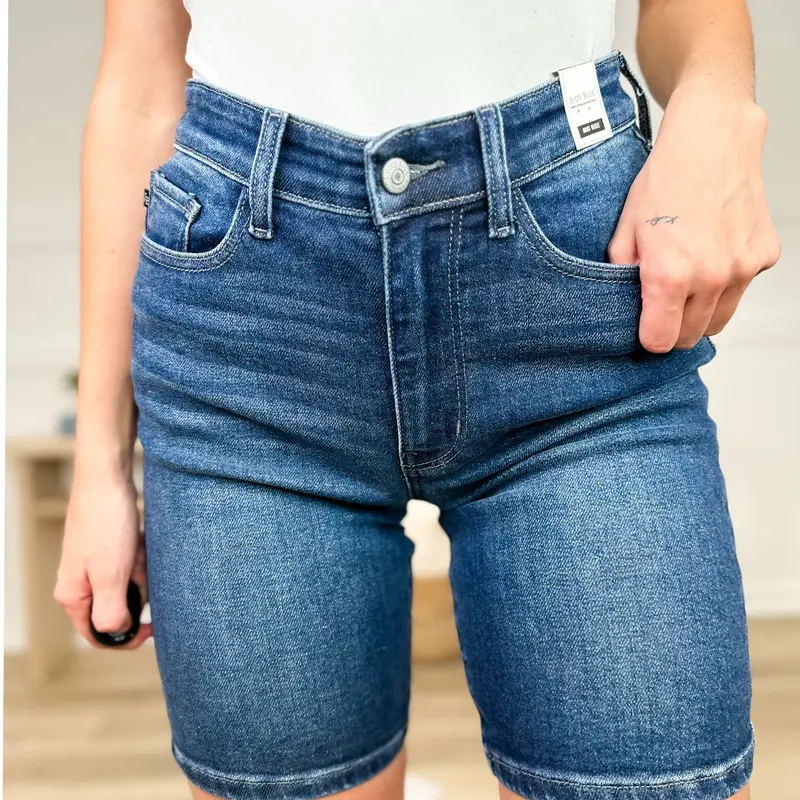 Judy Blue Kristen Women's Flattering Mid-Rise Dark Wash Non-Distressed Denim Bermuda Bottom Shorts - 93% Cotton-Elastane, Casual Fit, Stretchy, Longer Hem, Soft All Day, Small, Large, 1XL Sizes, Clean Style, Ideal for Coffee Runs
