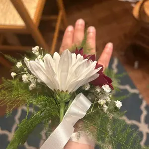 Chic Floral Wedding Boutonniere - Classic White & Red Rose Groom’s Accessory for Men