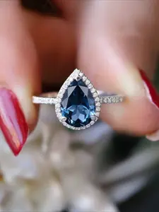 Exquisite, elegant, and luxurious teardrop shaped women's rings are suitable for parties, banquets, engagements, brides, weddings, women's jewelry gifts