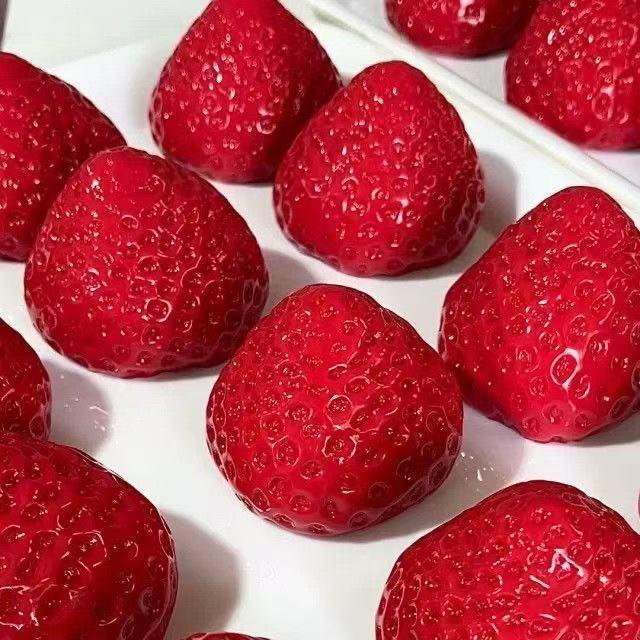 Made in Japan Strawberry Squeeze Toy Realistic Design Aromafor Stress Relief Soft Squishy Silicone Maker ldeal Gift HomeOffice Use