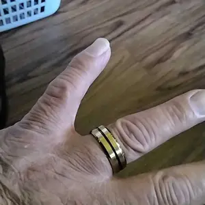 Simple and Elegant Gentleman Style Black Groove Pattern Men's Stainless Steel Ring Is The Perfect Holiday Gift for Family, Friends, and Couples, Suitable for Friends' Gatherings and Carnival Decorations