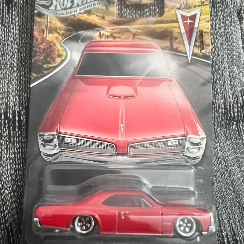 Hot Wheels 1966 Pontiac Chase Car, Classic Model Toy Vehicle for Toys & Hobbies Enthusiasts