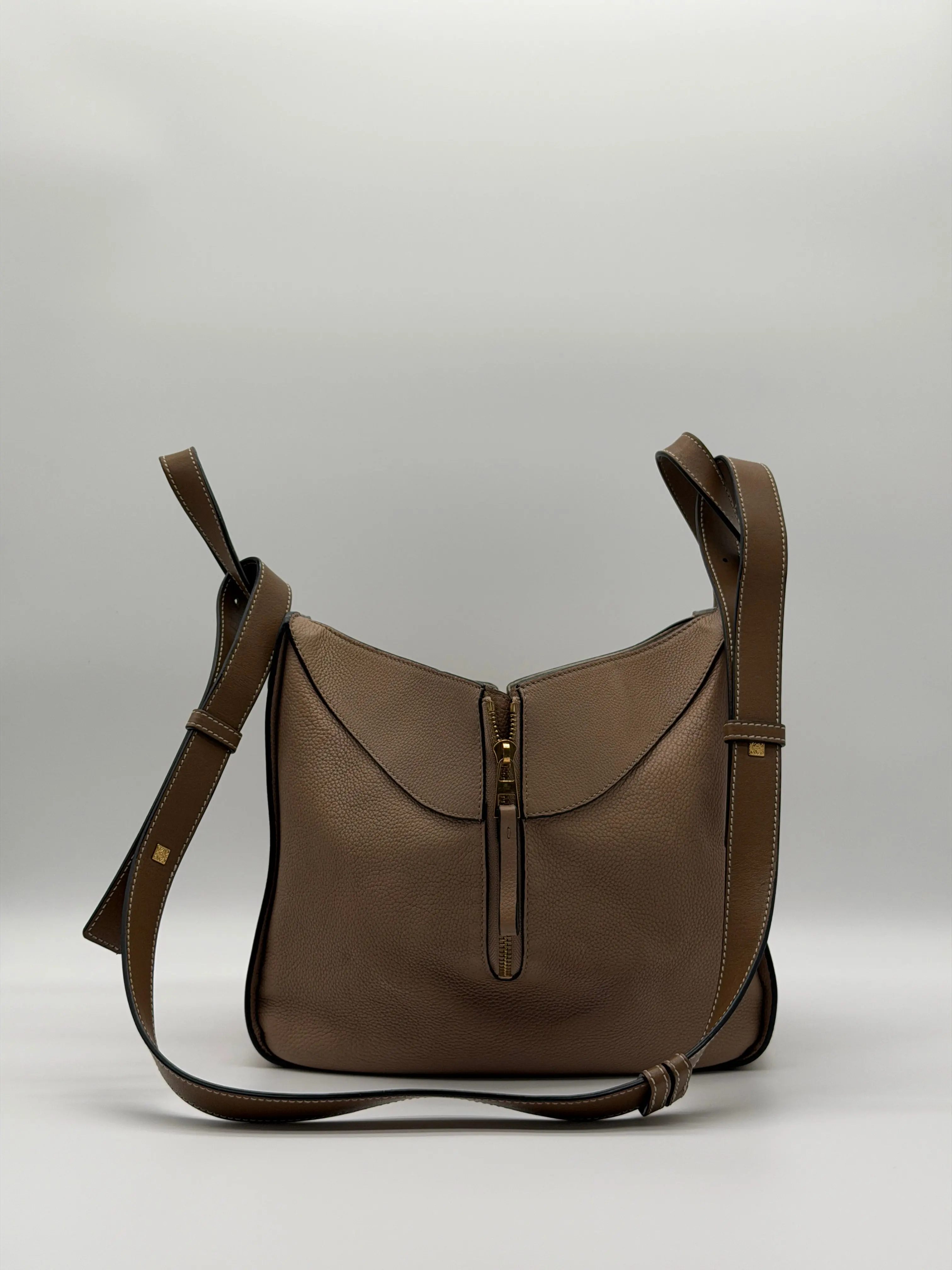 Pre-owned Louis Vuitton leather Shoulder Bags Loewe Hammock Hobo Shoulder Bag in Taupe Pebbled Calfskin LX873