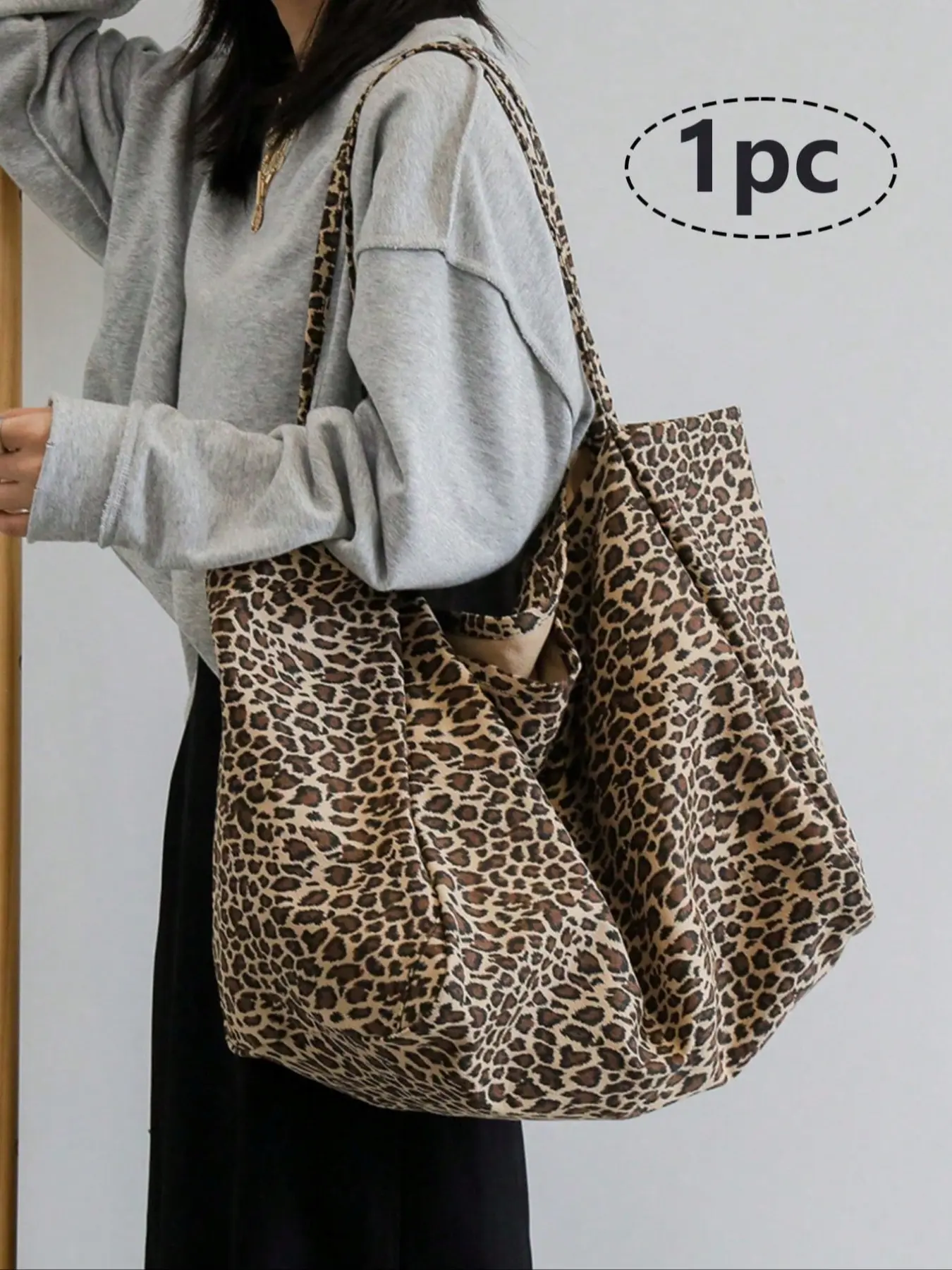 This large leopard print handbag, Leopard Daily Commuter Tote bag, is a must-have for commuting. It can also be used as an underarm bag or backpack, making it suitable for women. It's an ideal choice for work, school, and vacation
