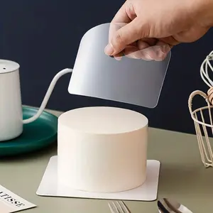 Transparent Cake Scraper, 1 Count Plastic Curved Soft Scraper for DIY Baking and Cake Making, Kitchen Gadgets and Accessories