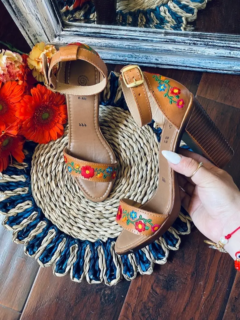 Women’s floral heels. Floral heels. Mexican leather heels. Mexican wedges. Mexican floral high heels. Cute fiesta theme huaraches
