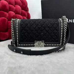 Pre-owned CHANEL Tweed Pearl Embellished Medium Boy Bag |19360600