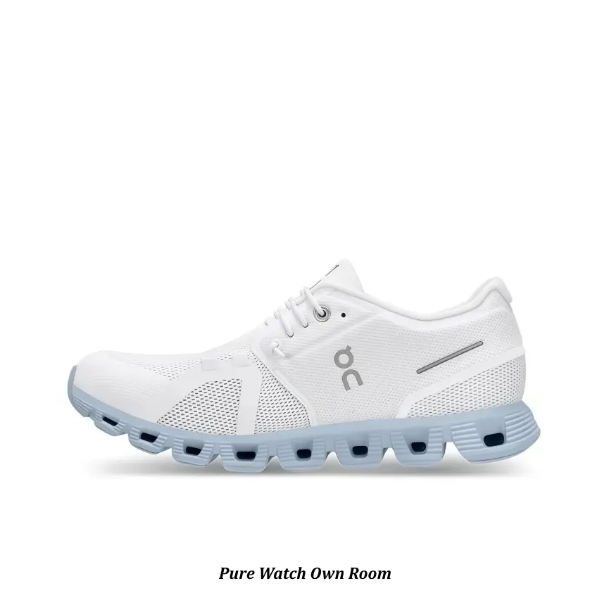 This lightweight mesh running shoe with pale blue segmented outsole pairs perfectly with Casual Shorts, ideal for daily walks and outdoor workouts.