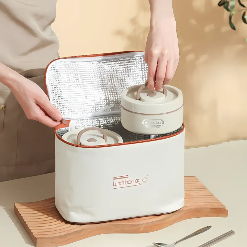 Beige sturdy heated lunch box set made of 304 stainless steel with multi-layer insulation; microwave-heated portable lunch box with 420 ml and 620 ml independent compartments; leakproof bento box equipped with an insulated bag and high-grade plastic table