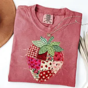 Comfort Colors Printed Strawberry T-Shirt, Patchwork Quilted Farmhouse Berry Graphic Tee, Trendy Oversized Casual Outfit, Stylish Rustic Gingham Floral Gift Top, Everyday Appreciation Shirt Perfect for Women’s Cottagecore Fashion