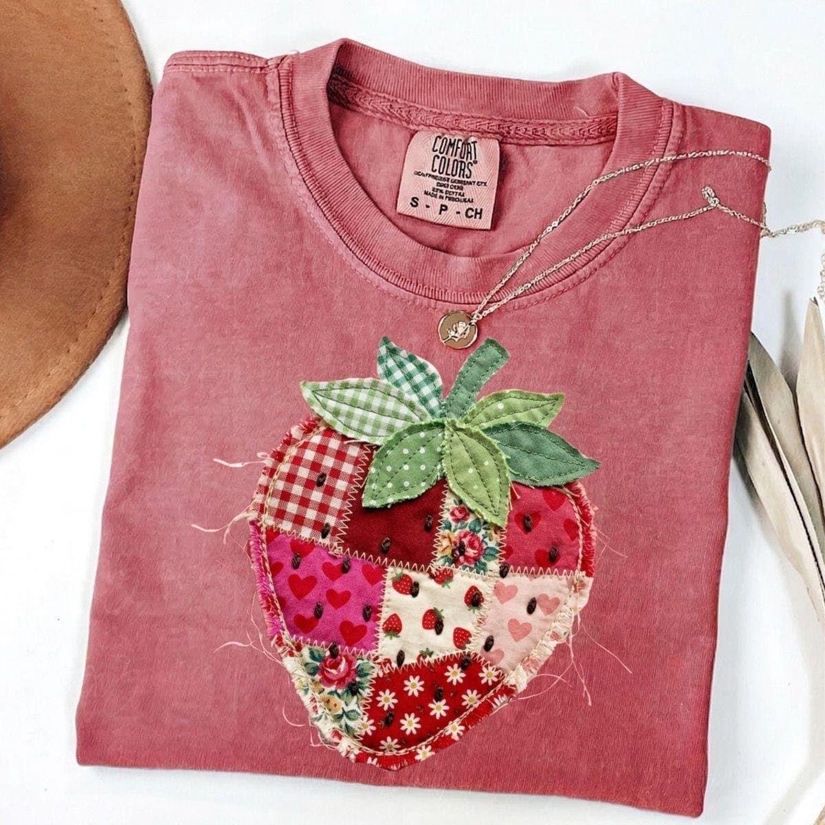 Comfort Colors Printed Strawberry T-Shirt, Patchwork Quilted Farmhouse Berry Graphic Tee, Trendy Oversized Casual Outfit, Stylish Rustic Gingham Floral Gift Top, Everyday Appreciation Shirt Perfect for Women’s Cottagecore Fashion