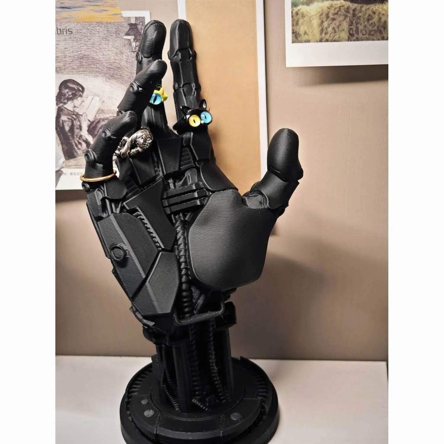 Realistic Mechanical Hand Game Console Handle Bracelet Earrings Ring Jewelry Beaded Necklace Watch Stand Ornament Collectible Room Decor Man Cave Accessories Decorative Piece